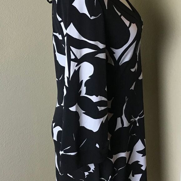 White House Black Market Black & White Floral V-Neck Dress  SZ S