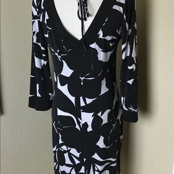White House Black Market Black & White Floral V-Neck Dress  SZ S